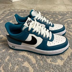 Nike Air Force 1 - Women’s 6